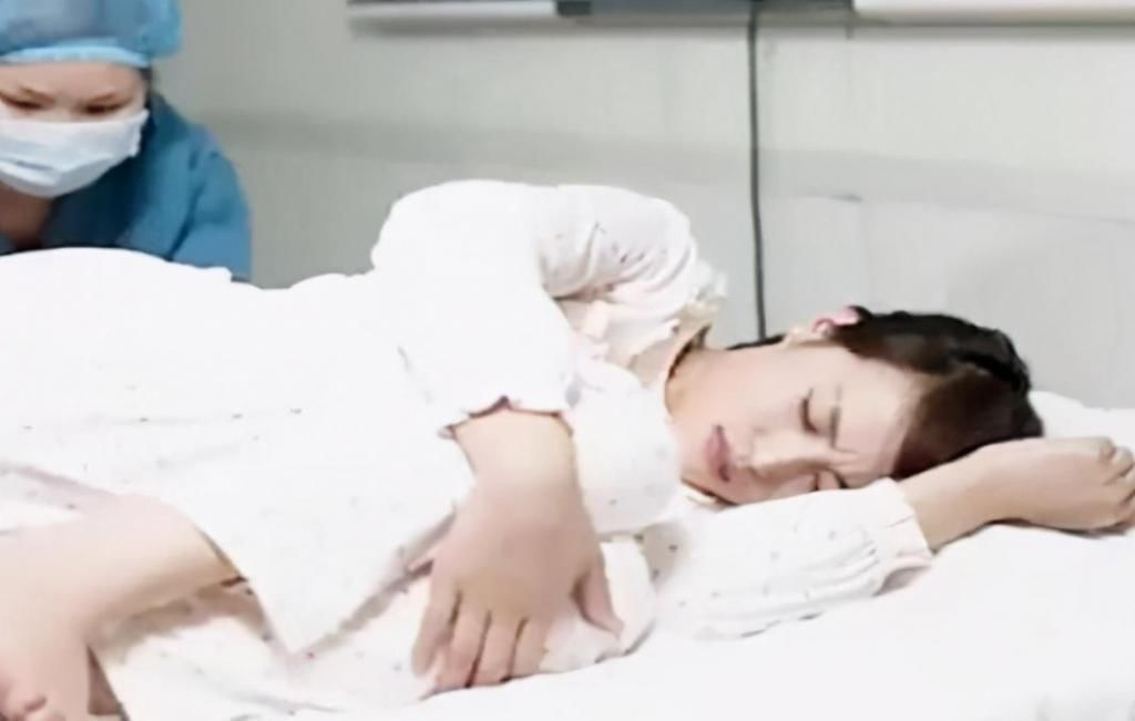 顺产|国外产妇直播生娃,不走寻常路用手拽出来,网友:不愧是战斗民族