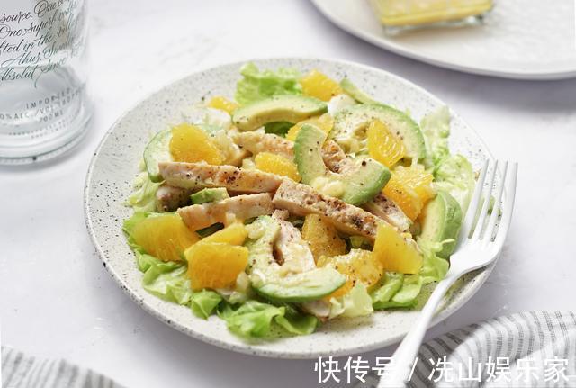 鸡胸肉又老又柴吃不下试试这样做,鸡胸肉鲜嫩多汁,成抢手货