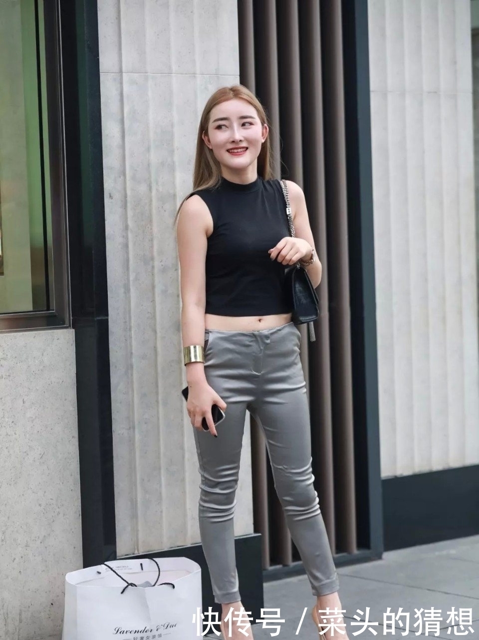 街拍：丰满不等于胖！黑色短背心搭配紧身裤穿出线条美