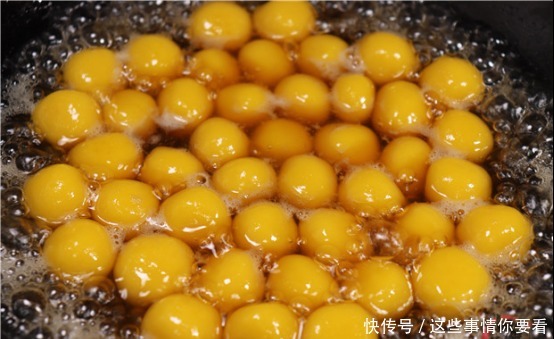 南瓜别做南瓜饼了,教你一种新吃法,比大鱼大肉香,比汤圆还解馋