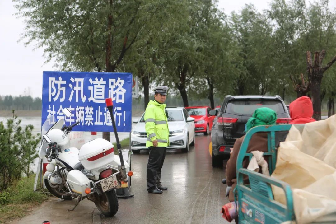 防汛|闻汛而动 东平交警坚守防汛第一线