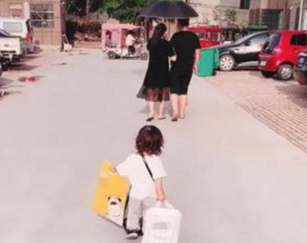 苦力|一对父母带娃出门火了,宝宝在后面当苦力