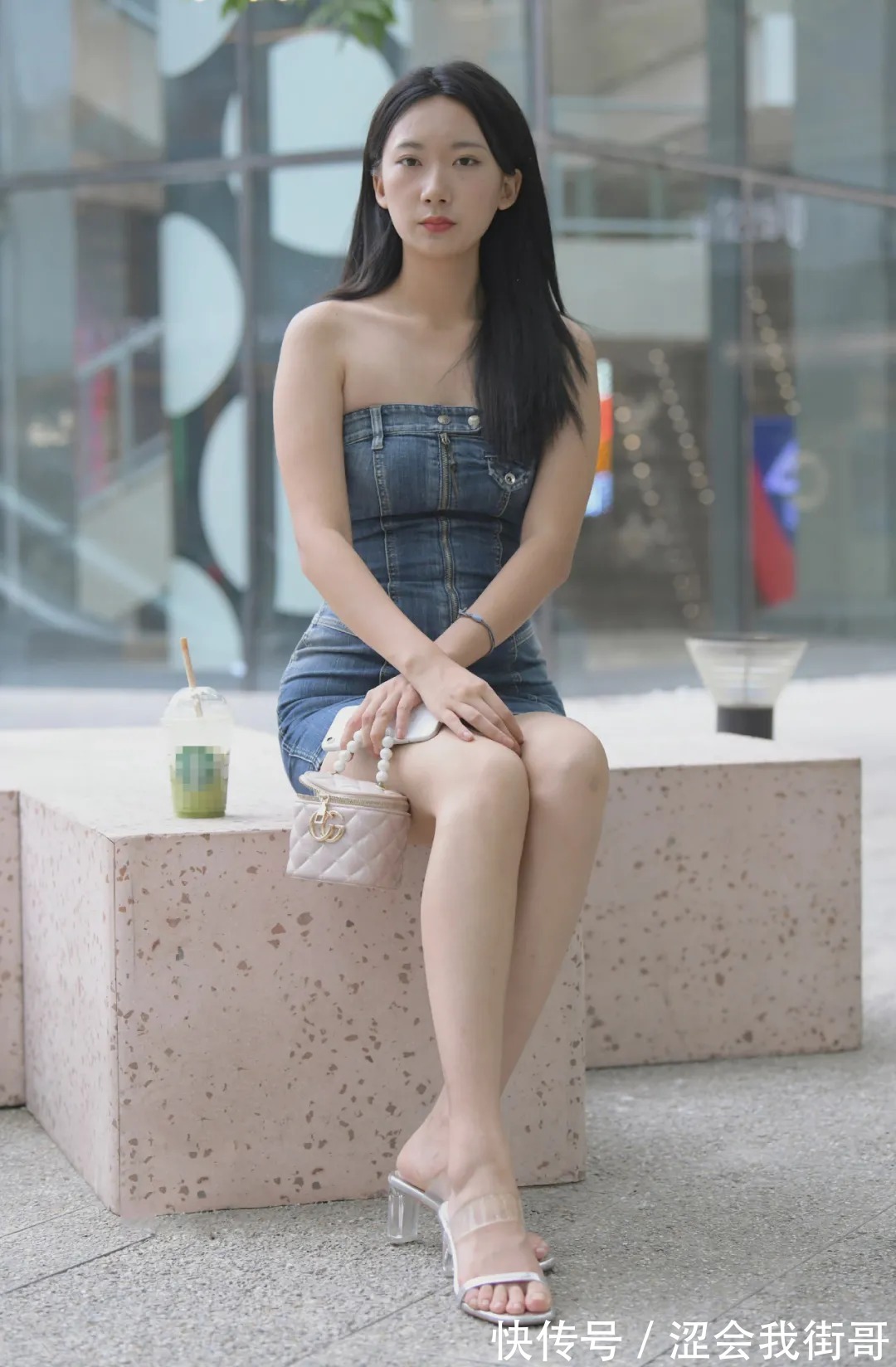 紧身裙 抹胸紧身裙搭配披肩发,呈现出一种简约大气的风采