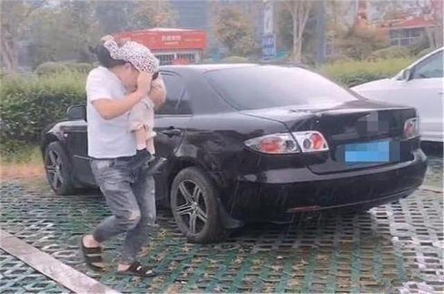 女儿|爸爸抱着女儿遮雨火了,“小棉袄”成了“工具人”,不愧是亲爹