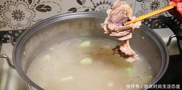 焯水|炖羊肉时，记住“一不要二不放”，羊肉不腥不膻也不柴，羊汤鲜美