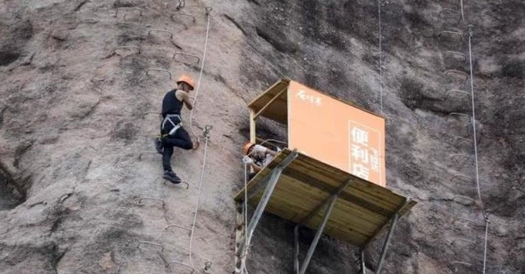 将便利店开到100多米高的悬崖峭壁上,一瓶水却只卖2块钱