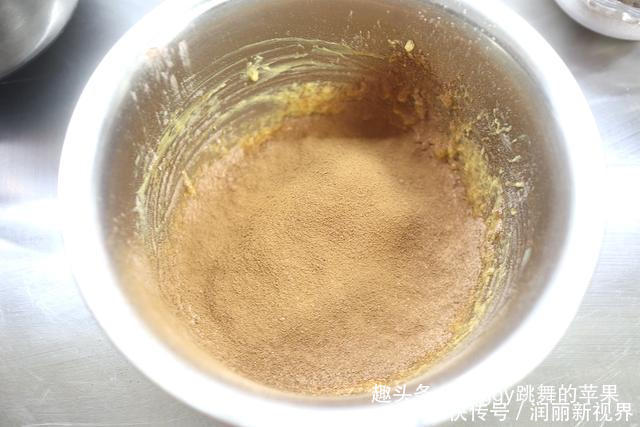 出炉|夏天想吃蛋糕别愁,2个鸡蛋做12个小蛋糕,15分钟出炉,省心快手