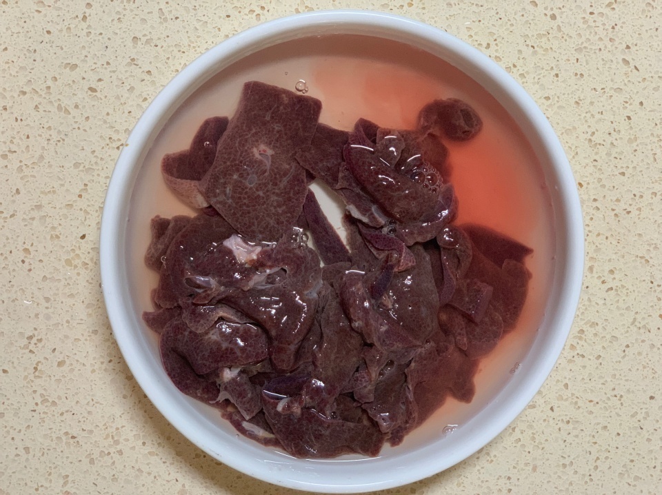 不管猪肝怎么做,这一步千万要有!去除毒素,猪肝又嫩又滑还不腥