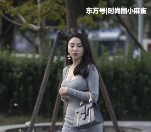 时尚|街拍穿搭打底裤的美女,贴合曲线,呈现出时尚魅力