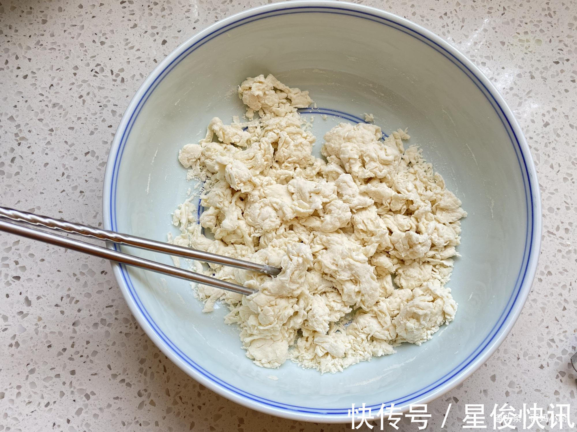 想吃酱香饼别再买了，一口锅在家自己做，外酥里嫩，酱香浓郁