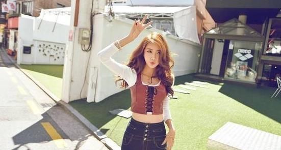 妩媚优雅的牛仔裤美女,绽放青春魅力,活力感十足