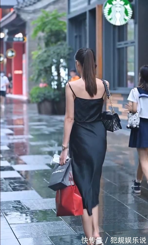 女人味 独具一格的真丝裙,小吊带看着像挂上去的一样