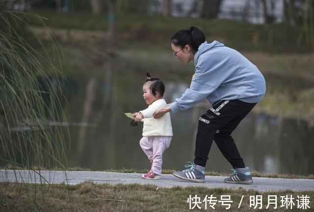 宝宝|地铁上，3岁宝宝盯着一个人看了20分钟，妈妈转头一看笑喷了