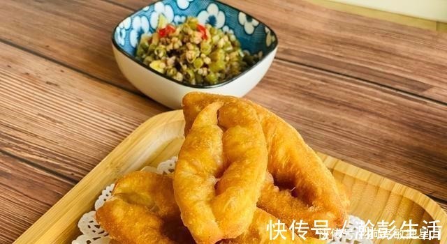 想吃|想吃油条在家做，食材简单易操作，蓬松酥脆，个个空心又好吃