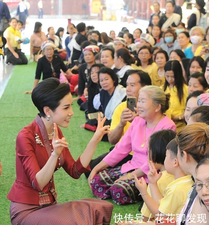 诗丽吉王后&诗尼娜贵妃气场强大,一身红衣,越来越像诗丽吉王后