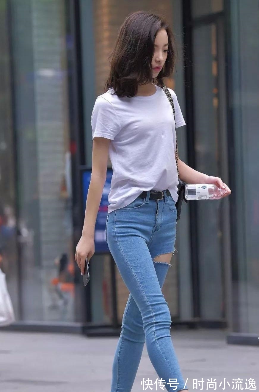 减龄 气质女孩的简单穿搭,短袖T恤+牛仔裤,大方减龄又不会烂大街