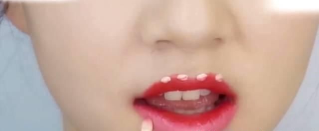 哑光唇 口红太贵?姑娘只用了1支口红 画出了8种唇色!