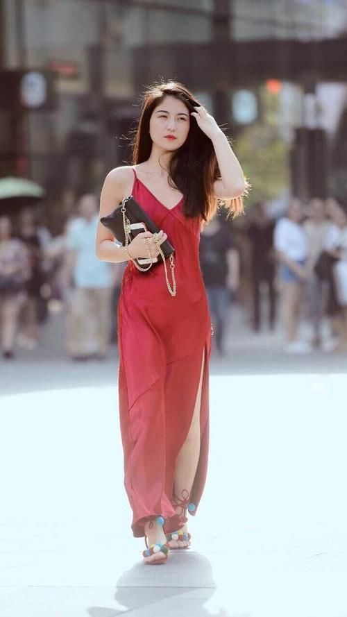 风衣|高挑美女身穿一身红色风衣，让她的完美身材完全突显出来了