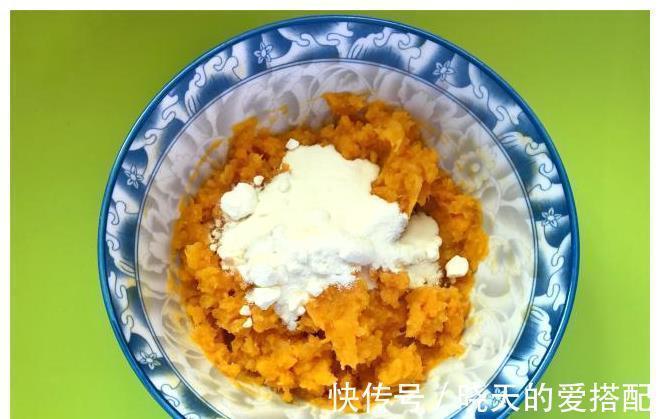 红薯新吃法，做成快手早餐饼，奶香十足，咬一口酥掉渣，真过瘾