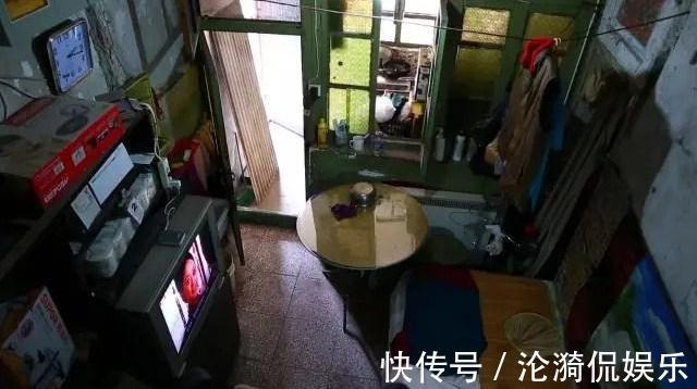 18㎡“棺材房”挤下2对夫妻,丈母女婿睡上下铺,一翻身床嘎吱响