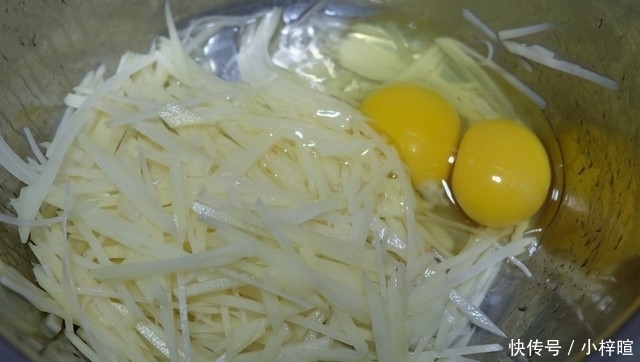 土豆、鸡蛋加面粉，轻松做出快手早餐饼，成本低营养好，值得推荐