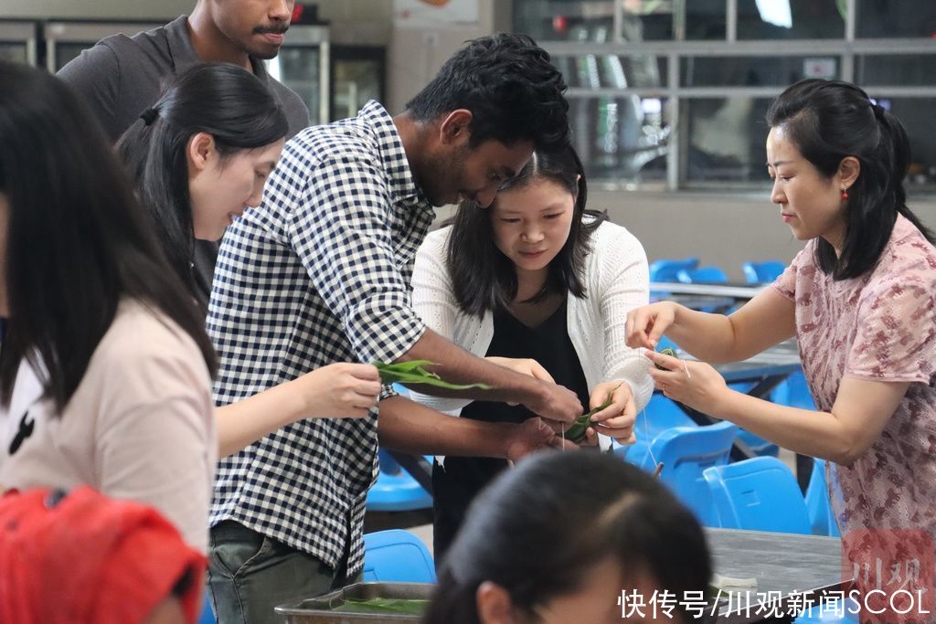 粽叶|端午节，这群留学生在泸州包粽子感受中国味