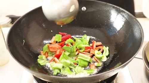  滑嫩|大厨教你做“洋葱炒鸡蛋”，鸡蛋滑嫩味道好，家常菜简单又营养