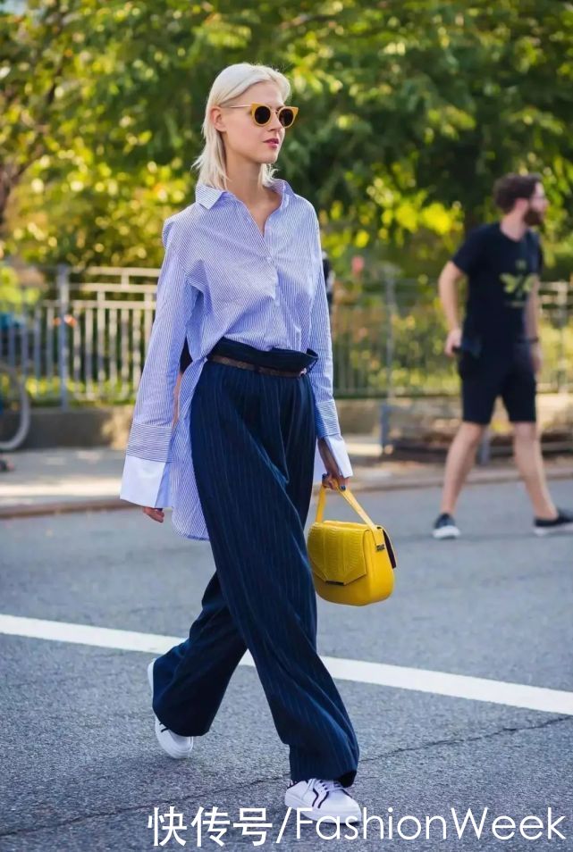 比春天更迷人的是：刘雯的蓝色衬衫