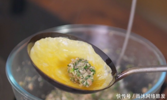 做法|想吃饺子嫌麻烦?教你一个简单做法,不和面不擀皮,做一锅不费事