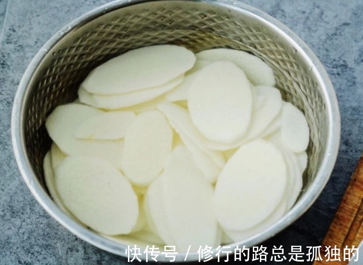 炒木耳,下锅就“噼里啪啦”,真吓人!教你1招,不炸锅,更脆爽