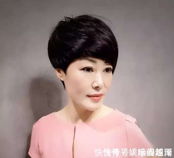 额头 55岁的女人适合留短发吗？有哪些值得推荐的短发发型吗？