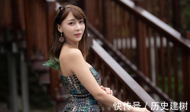 高跟 时尚又具有复古美的抹胸连衣裙,搭配一双细跟高跟鞋,吸睛时尚!