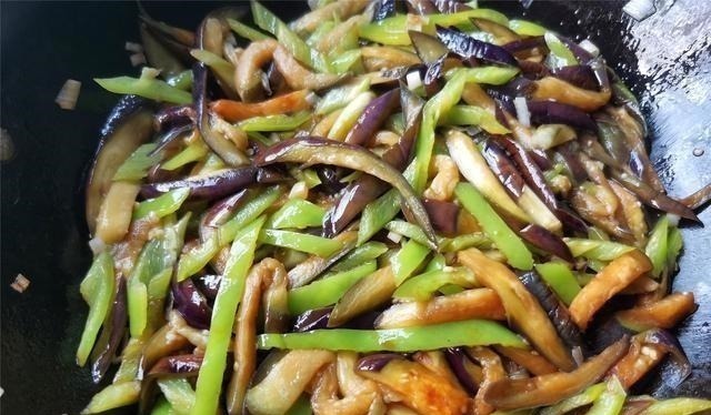 茄子和这个食材是绝配，做法少油更健康，好吃入味更下饭