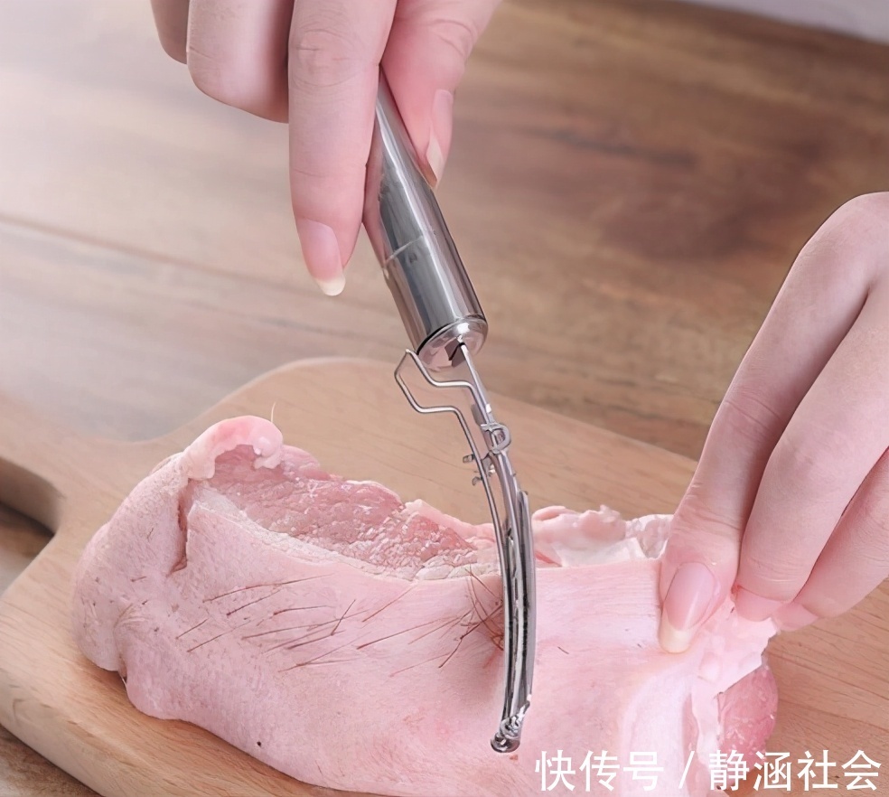 猪皮|猪皮上的猪毛去不干净养猪户教你3个土方法，5分钟去除干净！