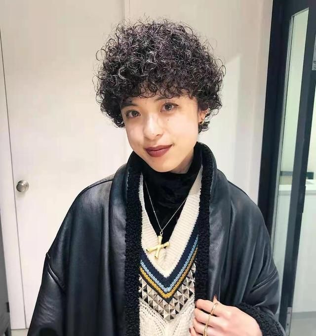 怎么样烫头蓬松还不显老？搞懂这三个减龄发型，小卷洋气大卷时尚