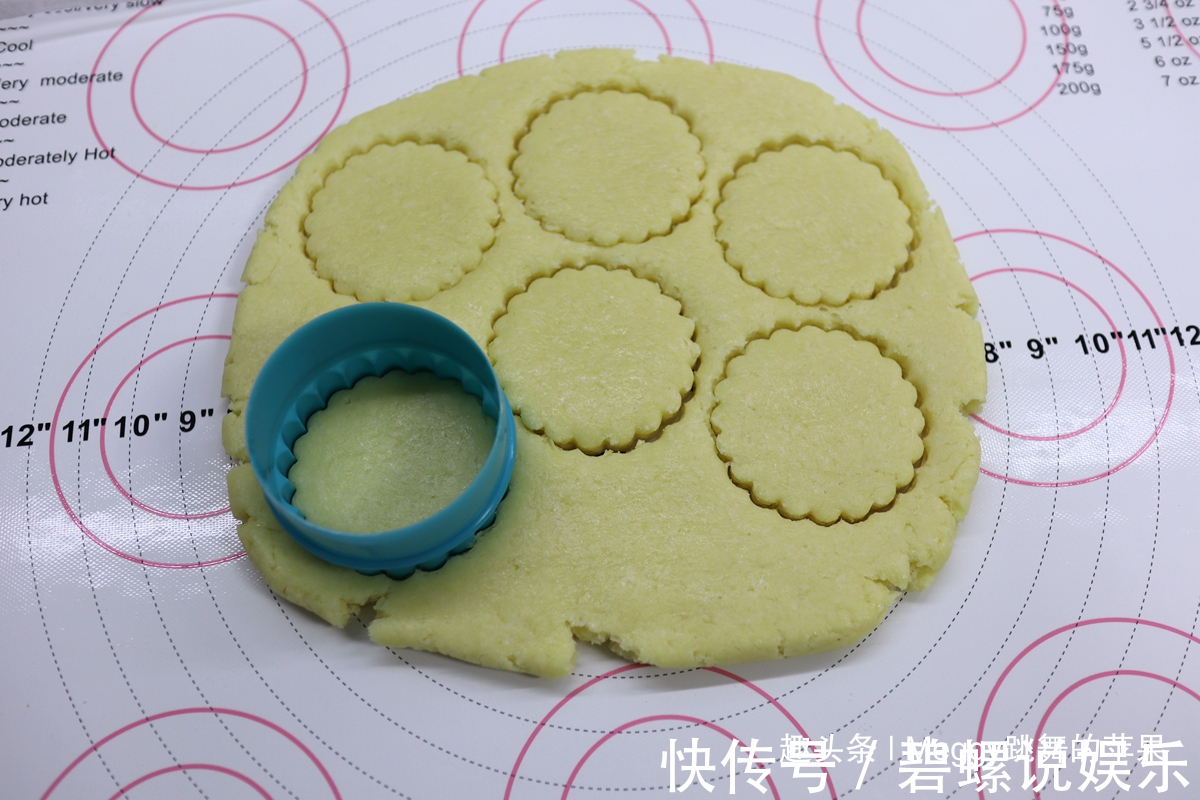 1碗面粉1个鸡蛋,不用打发不用揉面,拌一拌做出传统英国小点心