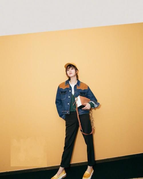 今年开春流行一种新穿法，叫“短外套+乐福鞋”，时髦洋气忒有范