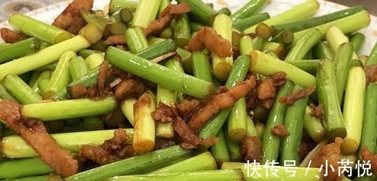 蒜薹|大厨：炒蒜苔，直接炒就大错特错了，多了这1步，蒜苔香嫩更入味