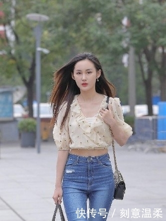  街拍：高颜值美女穿搭非常亮眼，五彩短裙别致漂亮，尽显端庄秀丽