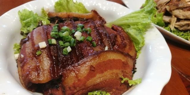 买五花肉，注意区别“上五花”和“下五花”，口感差别大，别买错