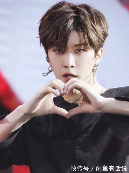 爱豆们|现在的男爱豆真拼，抹口红挂耳环不算啥，穿“开叉裙”才叫真厉害