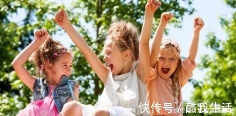 孩子|情商高的孩子,从小就有这4种表现,长大后会很受欢迎