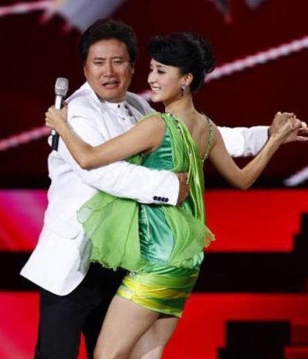 “著名”節(jié)目女主持，出名后嫁大“20歲”老公，兩人站一起像父女