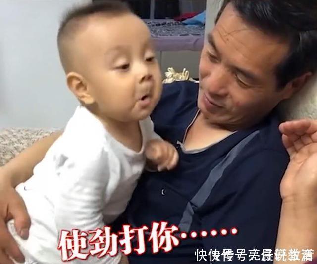 家长|8个月宝宝跟奶奶“顶嘴”,嚣张模样笑翻爷爷,网友可爱的过分