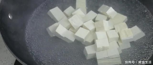 豆腐里加3个鸡蛋,不用面粉,不用油炸,上桌孩子抢着吃,解馋