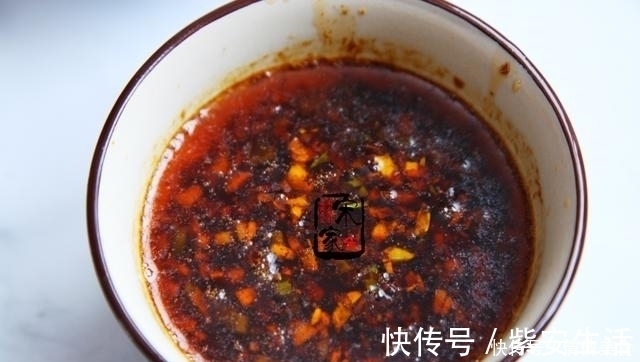 教你在家自制“万能烧烤酱”，烤啥都好吃，成本2块钱！