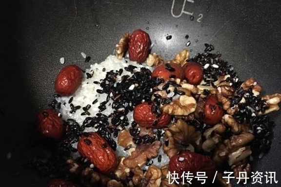 红枣核桃|冬季,皮肤暗沉别害怕,女人多吃它,小脸红润,不催老