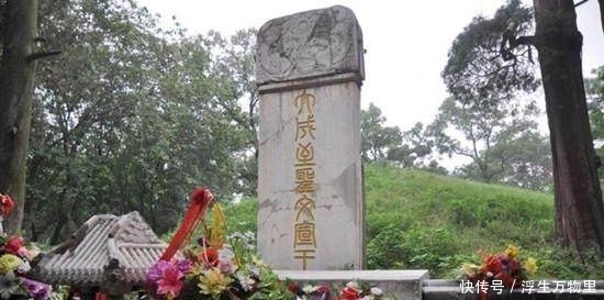  大臣|康熙祭孔子墓打死不跪，机智大臣慌忙遮住碑上一字，康熙老实跪下