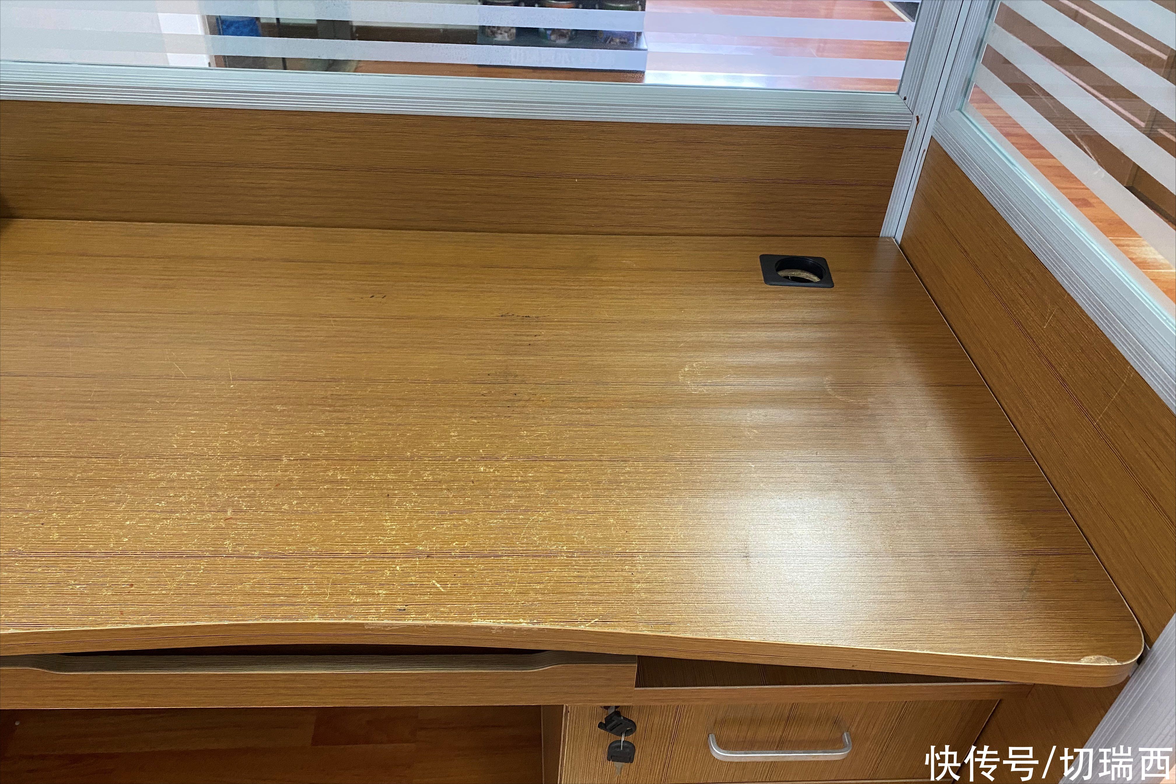 办公桌|免漆板可以刷水性漆吗？