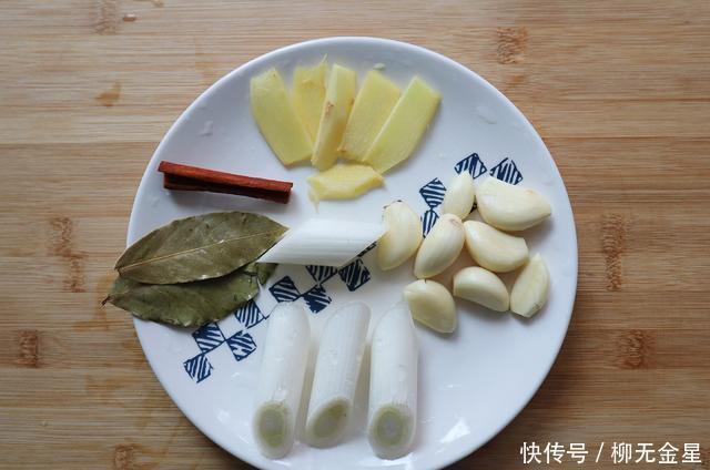 天冷就要吃点暖身菜，几种食材炖1锅，热乎乎的越吃越暖和